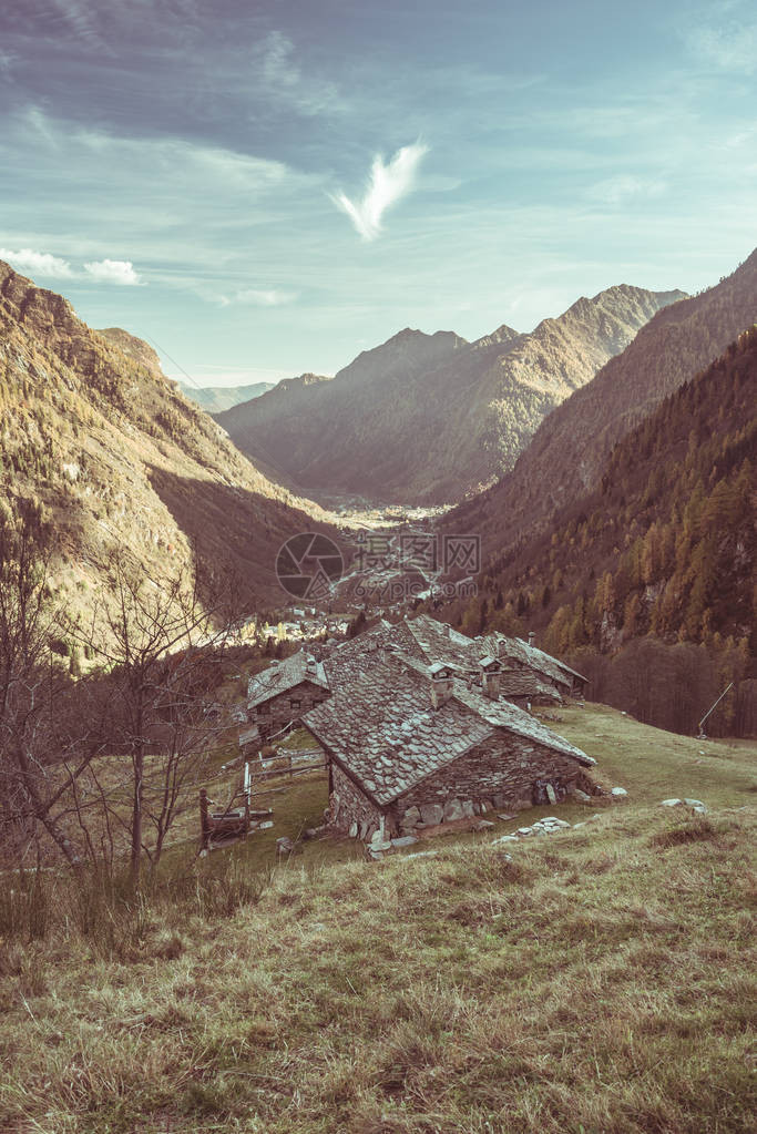 在意大利阿尔卑斯山的与林之间有一小部分旧石屋山谷农村庄刻画图象图片