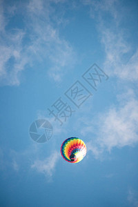热气球多云的蓝色天空图片