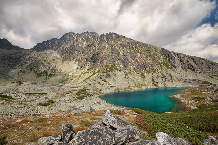 山谷与美丽的高山湖泊安德塔特拉山脉的最高峰图片