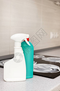 房屋清洁厨房桌面上有洗涤剂的塑料瓶清洗滚刀感图片