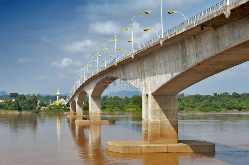 湄公河上的第三座泰老友谊大桥图片