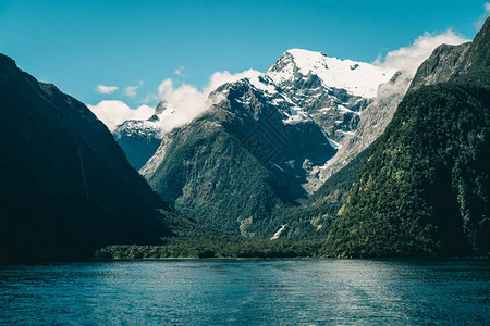 在新西兰的湖和山景观背景图片