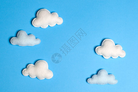 用框架复制空间在蓝天中制作白云手工毛毡玩具抽象的天空旅行社动机业务发展贺卡横幅背景图片