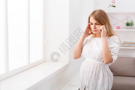 担心的孕妇在电话里交谈图片