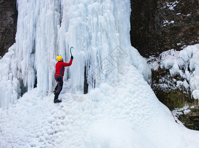 冰爪一名年轻的登山者在攀冰和寒冷天气下冬季体背景