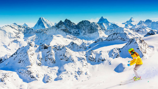 在瑞士阿尔卑斯山的青少年滑雪图片