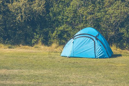 田野里的户外蓝色旅游帐篷水平拍摄图片