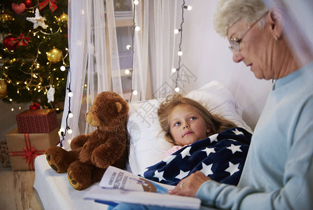 祖母睡前给女孩看书图片