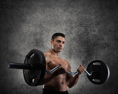 手动肌肉健壮男子在格伦基健身房训练图片