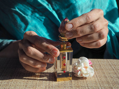 一个女人打开香水油背景图片