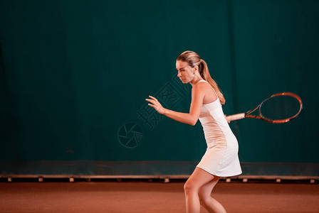 室内网球场运动员扮演运动员年图片