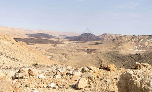 在以色列石头沙漠和弹坑旅图片