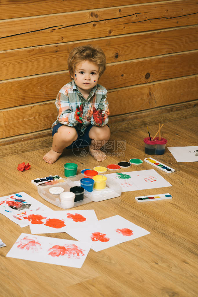 孩子用彩色的手水粉颜料和图画男孩画家在木地板上作画美术和工艺想象力创造力和自由概念孩图片