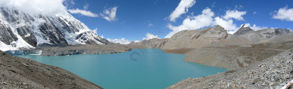 Tilicho湖和Tilicho山峰的全景喜马拉雅山脉的美丽雪盖图片