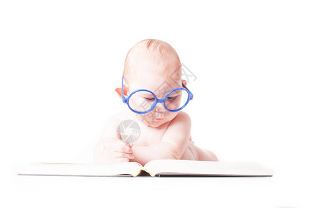 一个可爱的男孩读一本书在一个大眼镜里孤立图片