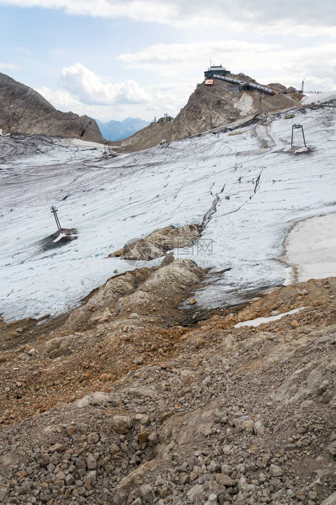 人们在奥地利阿尔卑斯山的DachsteinHunerkogel山站图片