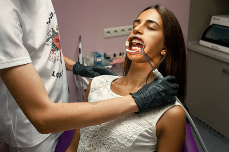 牙医正在给病阿人检查牙齿健康图片