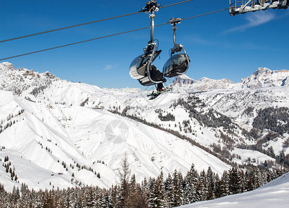 在白云岩的阿尔卑斯山的滑雪区俯瞰蝶鞍组在加尔意大利图片