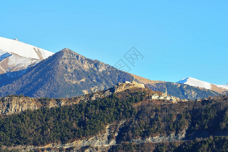 一个小山村在法国阿尔卑斯山前从Ecrins大规模图片
