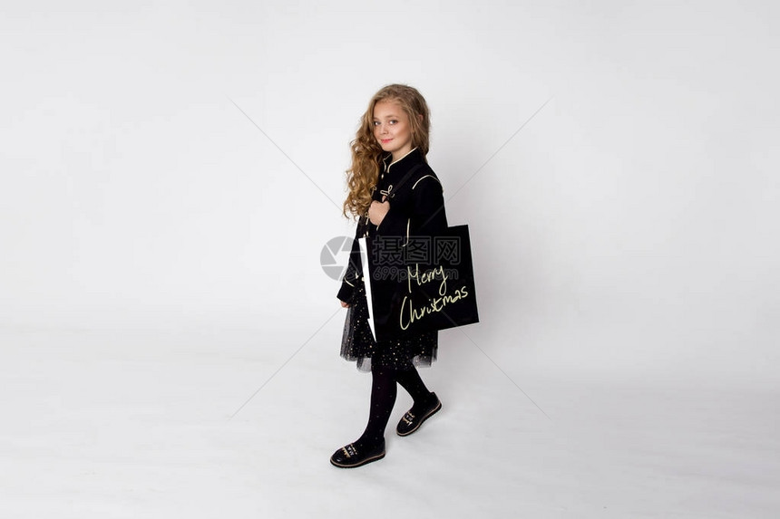 带着包在肩膀上购物的小女孩穿着优雅图片