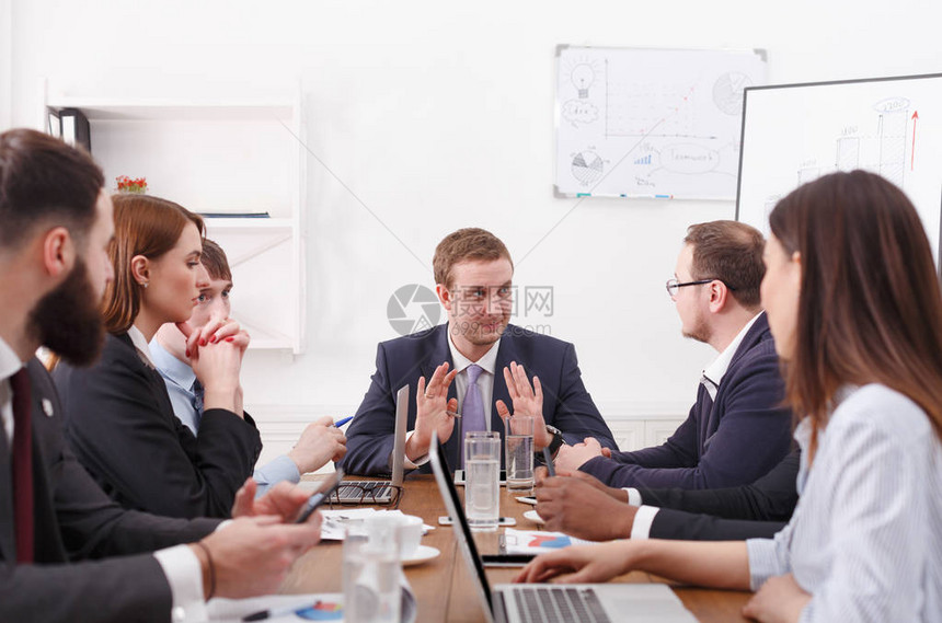 业务团队会议与老板报告协议进行财务计划的情感讨论白图片