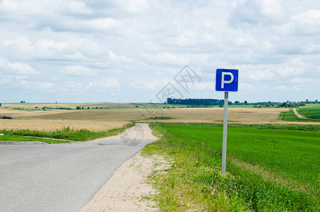 农村公路附近的停车牌图片