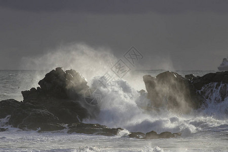 北葡萄牙海岸的裂缝被海浪击败图片