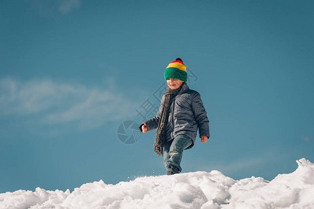 男孩爬雪山图片