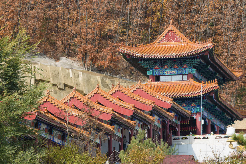 这座寺庙群位于风景如画的六顶山图片