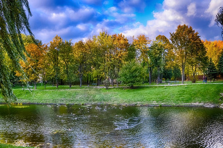 湖边秋季城市公园景观图片