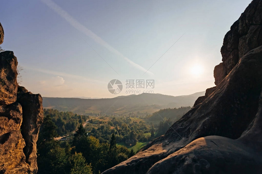 日落灯光下的山脉和岩石的奇妙景观图片