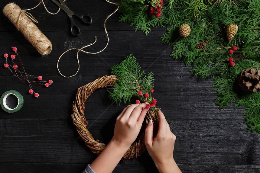 圣诞装饰制造商用自己的双手节日的圣诞花环新年庆典制作装饰品的大师班图片