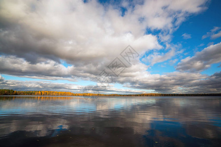 秋天湖面上的白云图片