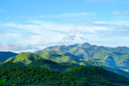蓝天白云的乡村景色在山的美丽的夏天风景日出图片