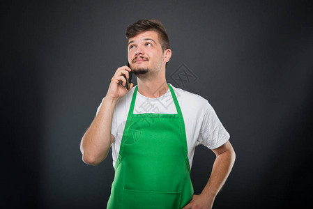 纵向超市雇主在电话上谈论寻找黑人背景的电话图片
