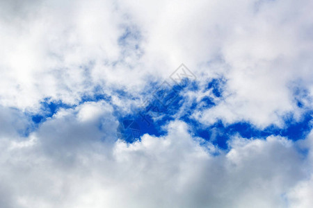 蓝色天空的同龄人通过云层背景来图片
