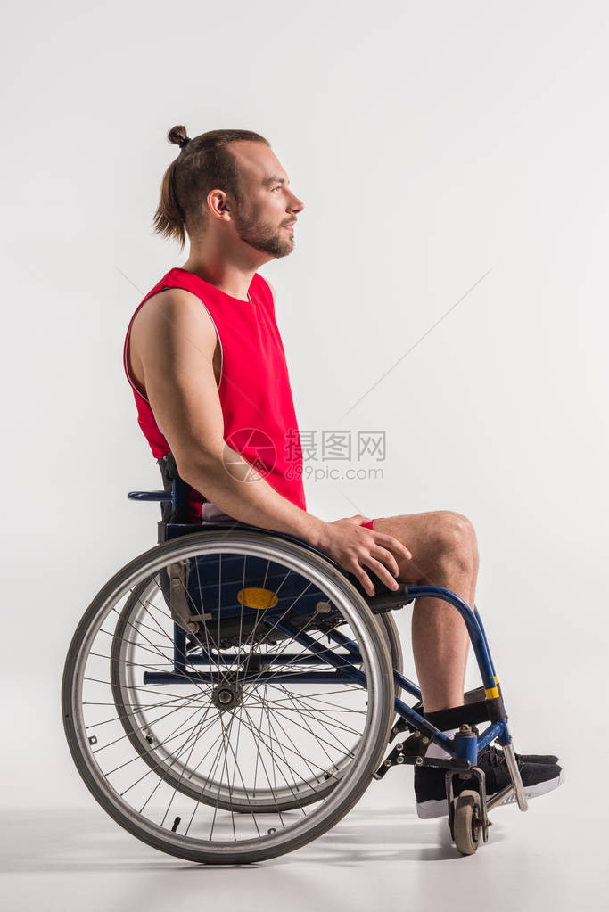 坐在轮椅上孤立在白边的年轻残疾人运动图片
