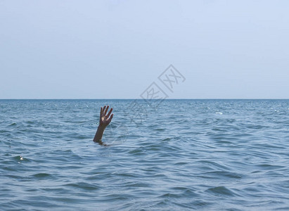 喝醉酒的人淹死在海水中背景图片