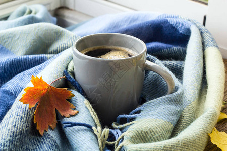 静物一杯咖啡和秋叶格子图片