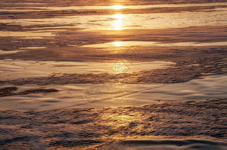 冬天冰冻的贝加尔湖图片