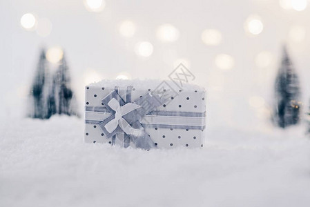 雪地里的圣诞礼物盒圣诞装饰背景图片