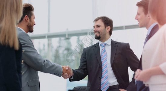 两个商界人士在与同事的商务会议中背景图片