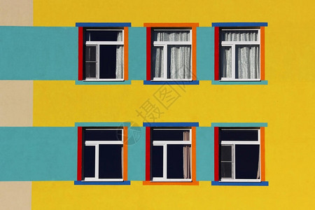 一个儿童幼儿园6个窗户蓝色黄色和蜜背景图片