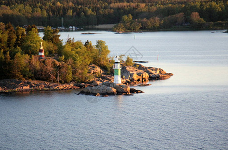 沿海灯塔安装在海边和沿海岛屿上图片