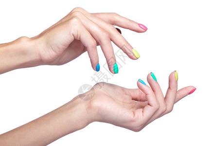 女手指与花哨的亮绿色黄色粉红色和蓝色指甲修指甲孤立在白色背景背景图片