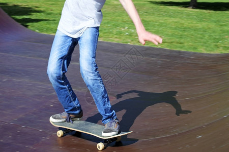 滑板坡道上的年轻男滑板运动员图片