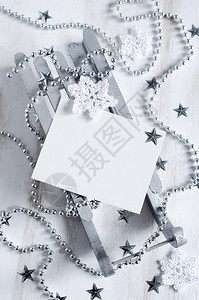圣诞背景与银色圣诞装饰木制背景上的空白明信片复制空间圣诞节快乐选择焦图片