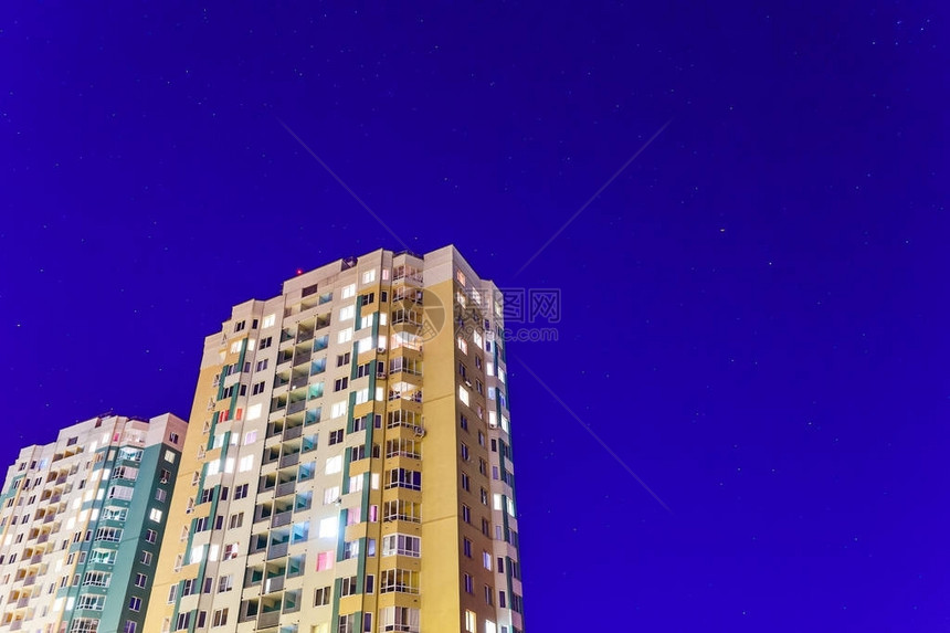 蓝色背景的两栋高楼建筑图片