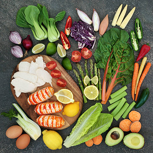 高蛋白肉类和鱼类蔬菜水果和奶制品的饮食保健食品概念富含欧米茄3抗氧化剂花青素维生素和纤维的超级食品大理石顶视图背景图片
