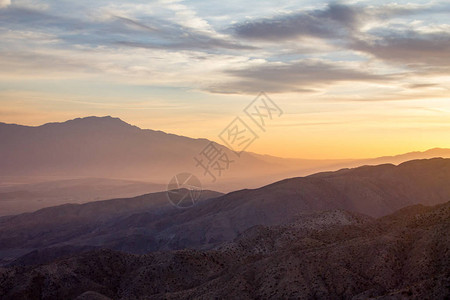 加州沙漠山地风景上方的图片
